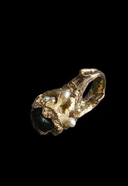 Anillo con perlas y piedra volcánica